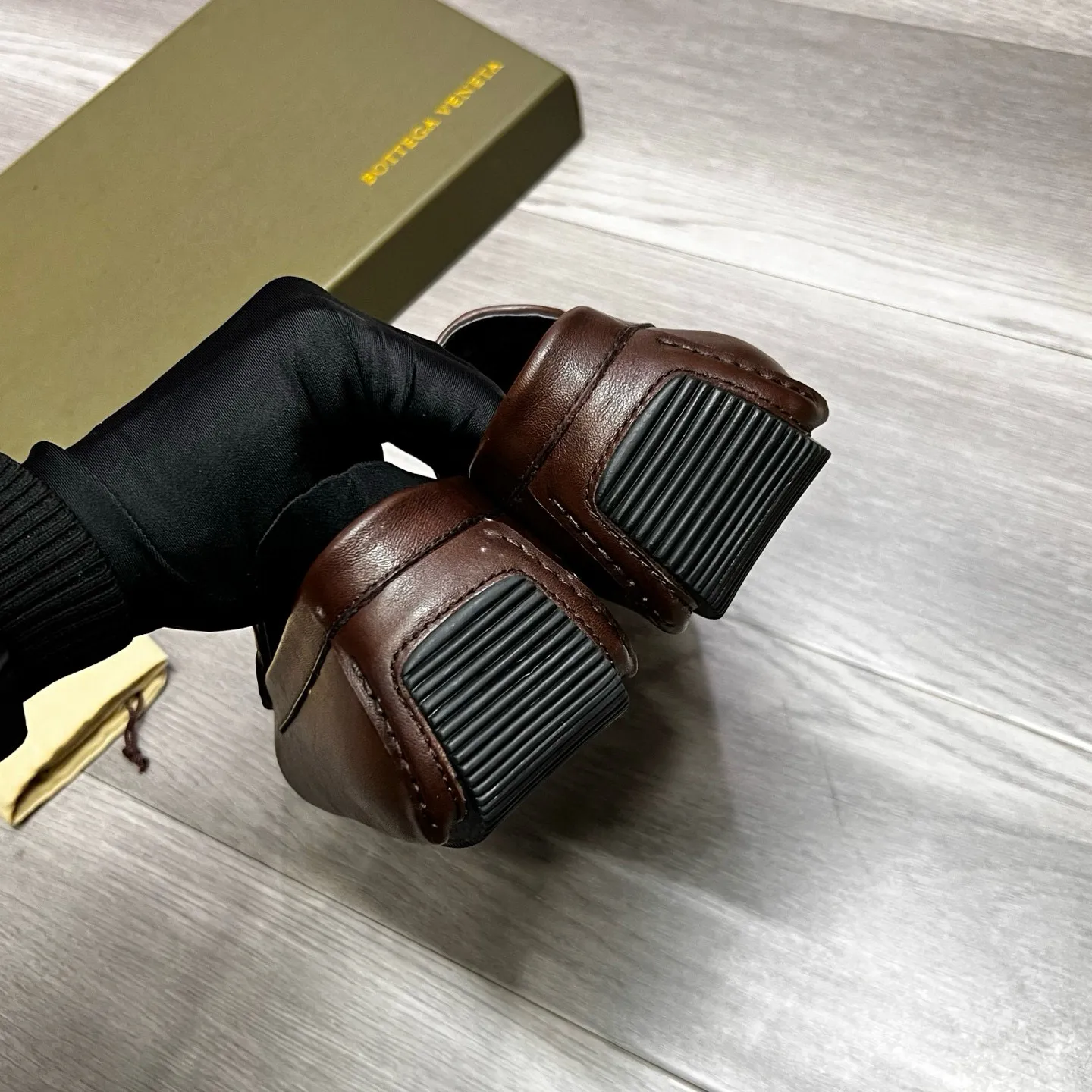 Factory price 480 BV 〰️Purely handmade classic men's beanie shoes👉👉driving shoes, slip-on shoes, made of imported cowhide from Italy, 💕water-dyed cowhide lining, 🔊original outsole, waterproof platform design, comfortable on the feet. Good choice for traveling and driving, single color available, code number: 38-44, (45 can be customized)